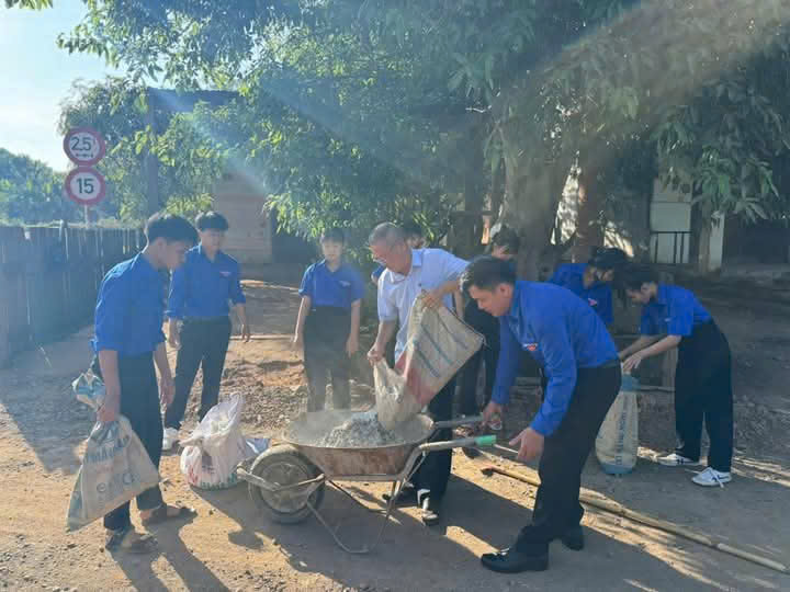 thực hiện công trình thanh niên tại thôn 3 xã Ea Lê